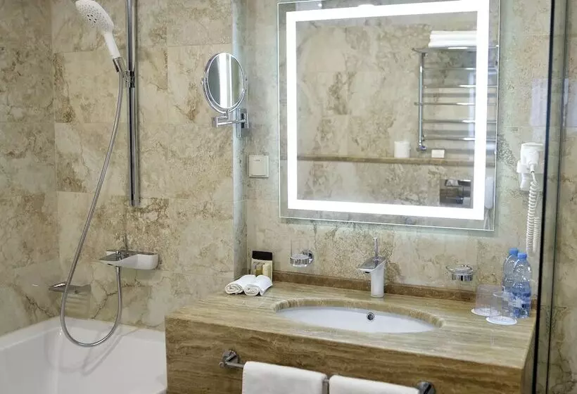 سوییت, Premier Hotel Dnister
