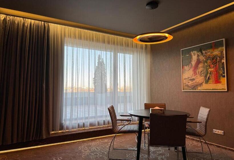 스위트, Rin Airport