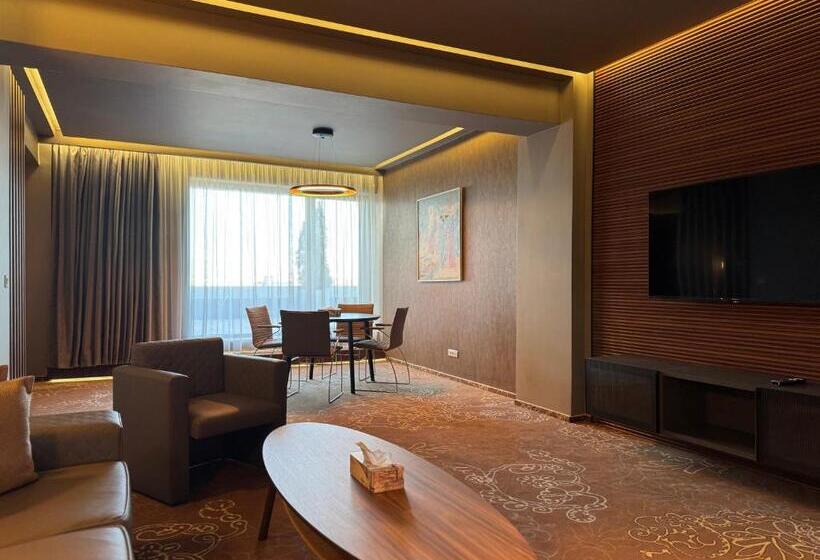 스위트, Rin Airport