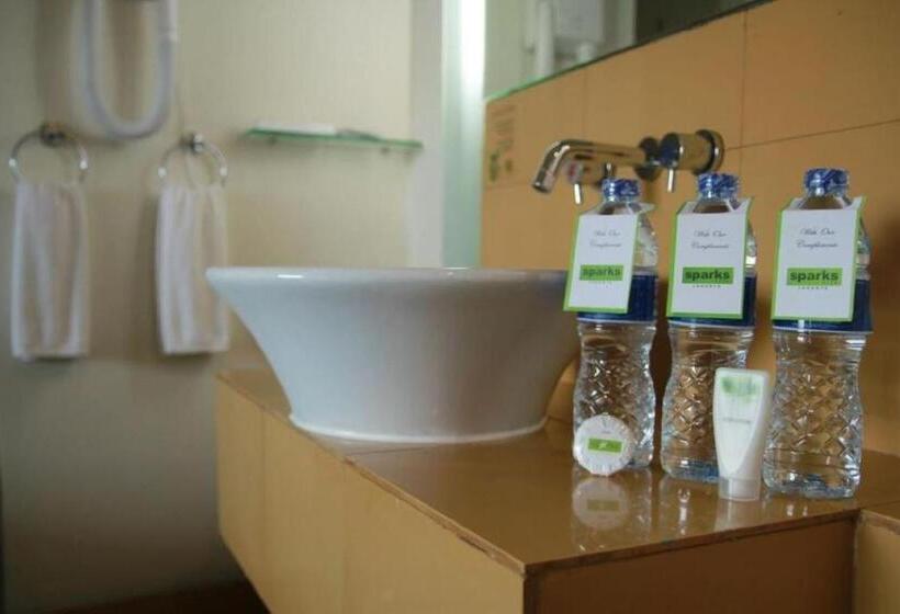 스탠다드 룸 킹사이즈 침대, Sparks Life Jakarta, Artotel Curated