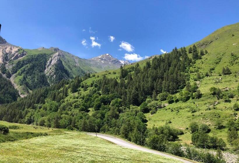 اتاق استاندارد با چشم‌انداز کوهستان, La Ferme Des étroits