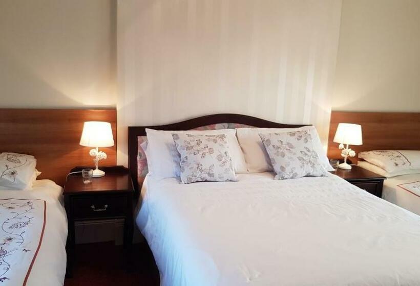 חדר משפחתי, The Harbour Masters House