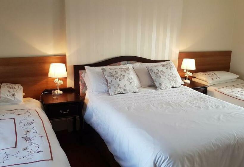 חדר משפחתי, The Harbour Masters House