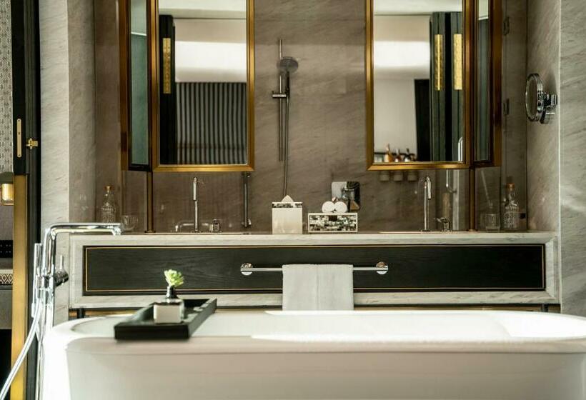 Deluxe Suite King Bed, Hoiana  And Suites