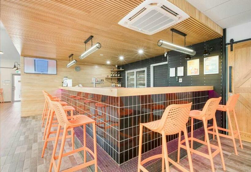 Президентский Люкс, Velocity Motel & Bistro Wa
