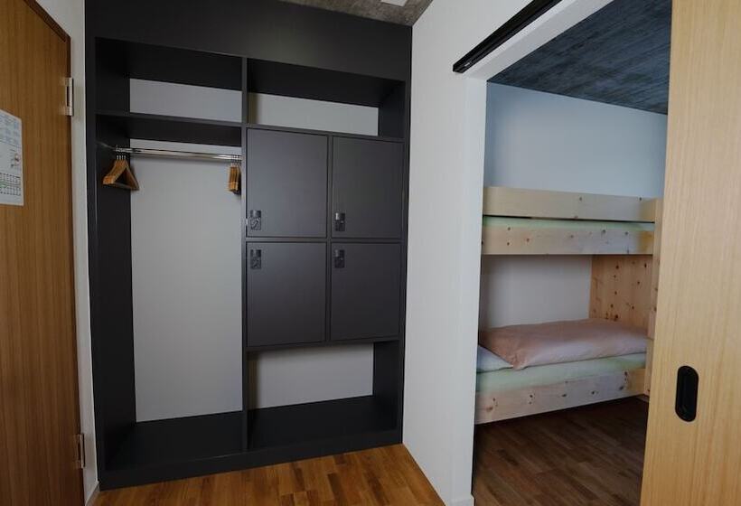 חדר סטנדרטי לארבעה עם חדר אמבטיה משותף, Wellnesshostel3000