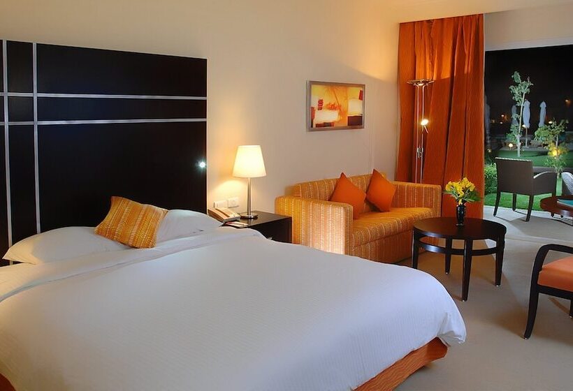 Medencére Néző Deluxe Szoba, Doubletree By Hilton Sharm El Sheikh Sharks Bay Resort