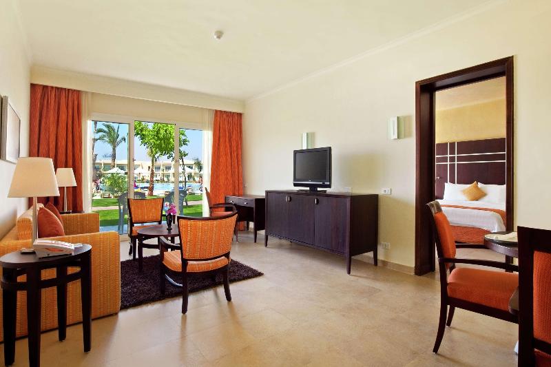 سوییت با چشم‌انداز استخر, Doubletree By Hilton Sharm El Sheikh  Sharks Bay Resort