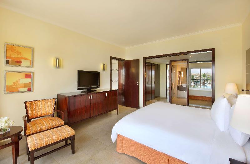 سوییت با چشم‌انداز استخر, Doubletree By Hilton Sharm El Sheikh  Sharks Bay Resort