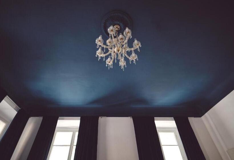 اتاق لوکس با تخت بزرگ, Domus Balthasar Boutique