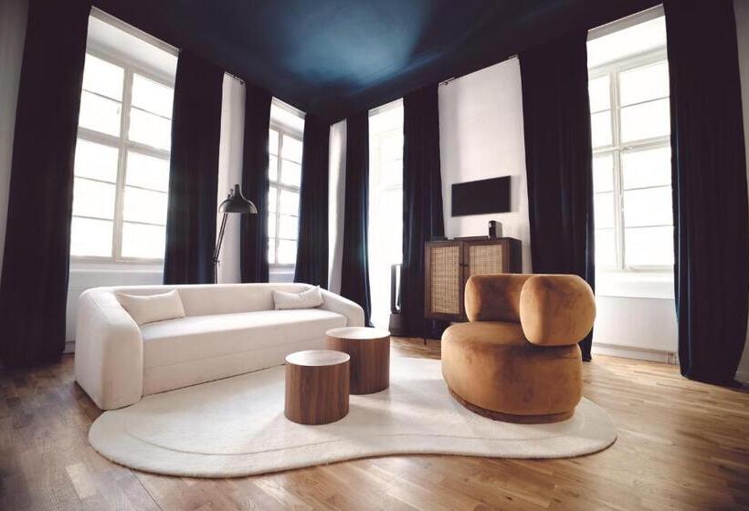 اتاق لوکس با تخت بزرگ, Domus Balthasar Boutique
