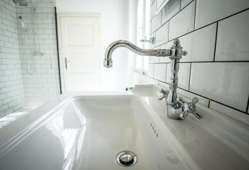 اتاق لوکس با تخت بزرگ, Domus Balthasar Boutique