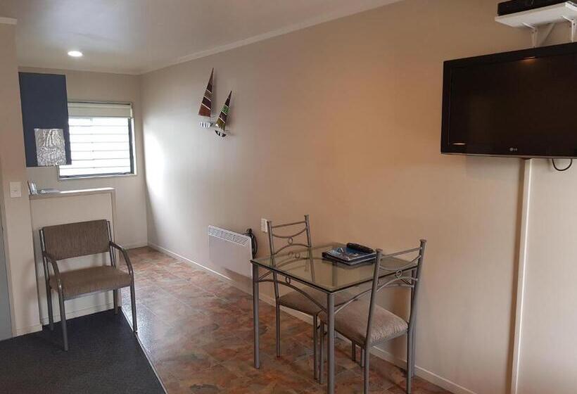 Студия Стандарт, Portmans Motor Lodge