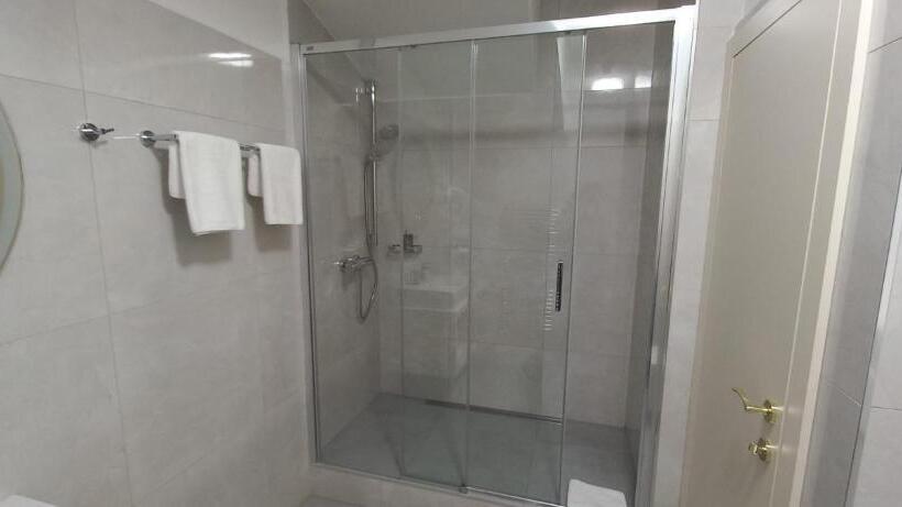 اتاق استاندارد, The Golden Wheel