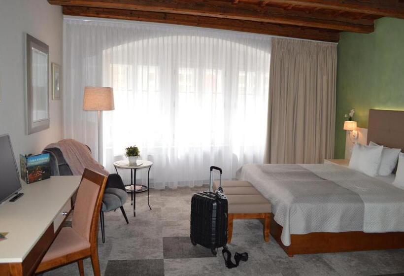 اتاق لوکس, The Golden Wheel