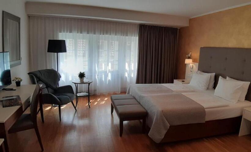 اتاق لوکس, The Golden Wheel