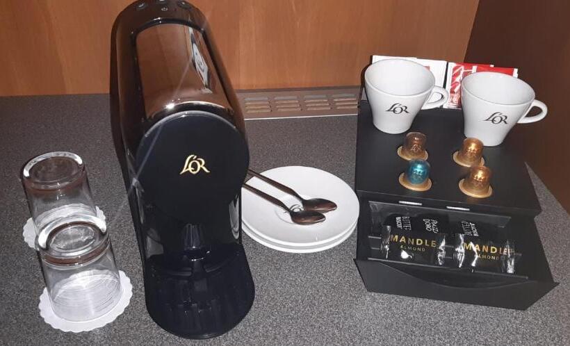 اتاق لوکس, The Golden Wheel