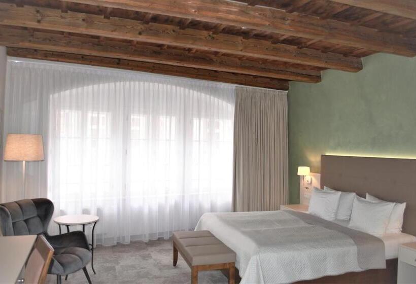 اتاق لوکس, The Golden Wheel