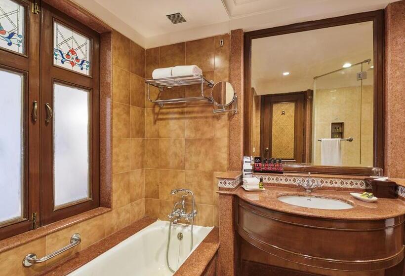 جناح مطلّ علي حمام السباحة, The Lalit Golf & Spa Resort Goa