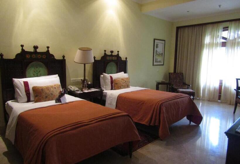 Номер Стандарт Вид на Бассейн, The Lalit Golf & Spa Resort Goa