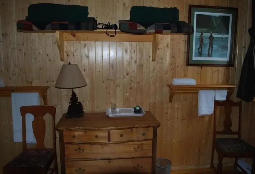 スタンダード4人部屋, Auberge De La Rivière Matapédia Matapédia River Lodge