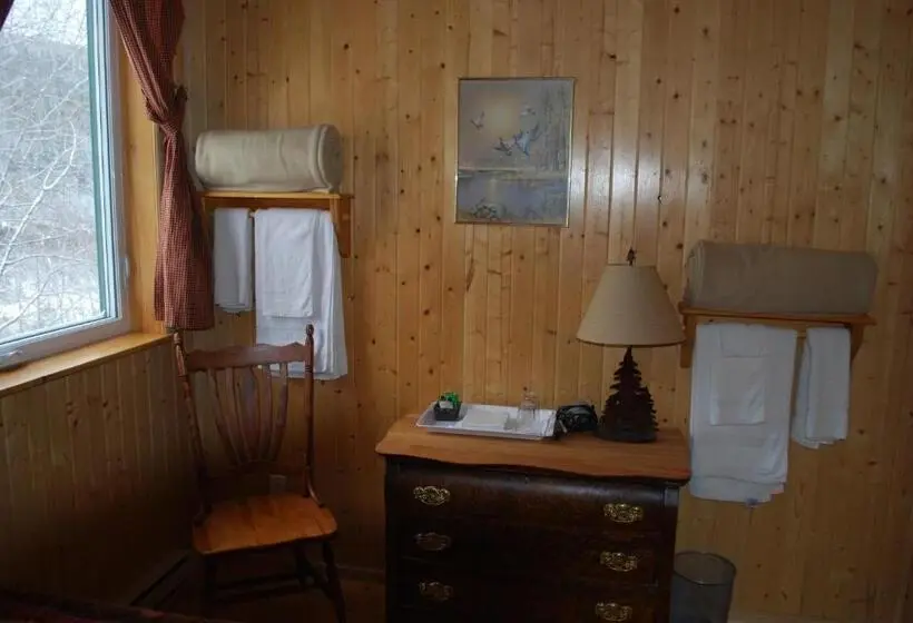 バス共有のスタンダードルーム, Auberge De La Rivière Matapédia Matapédia River Lodge
