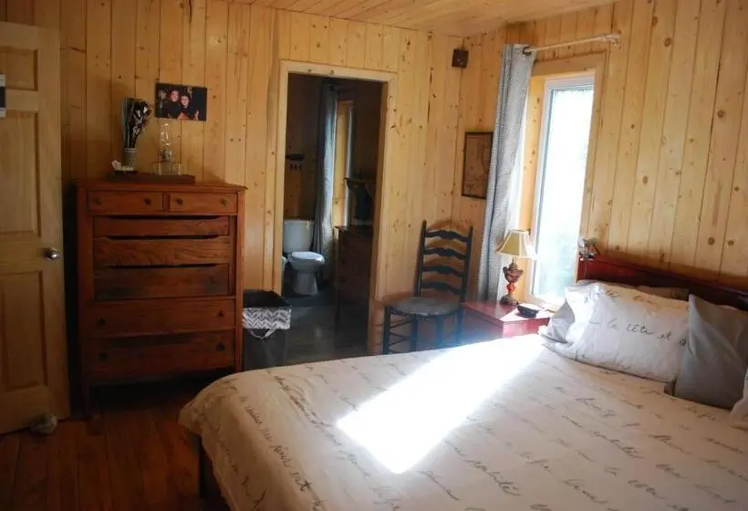 キングサイズベッドのスタンダードルーム, Auberge De La Rivière Matapédia Matapédia River Lodge
