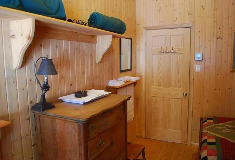 スタンダード4人部屋, Auberge De La Rivière Matapédia Matapédia River Lodge