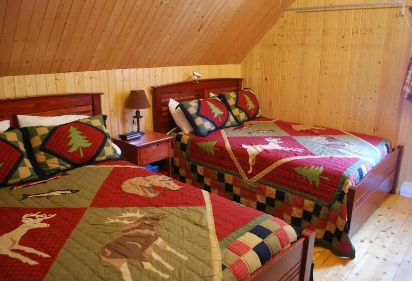 スタンダード4人部屋, Auberge De La Rivière Matapédia Matapédia River Lodge