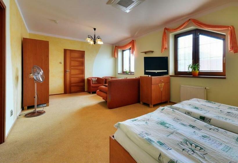 סוויטה, Restaurace A Penzion Kamenec