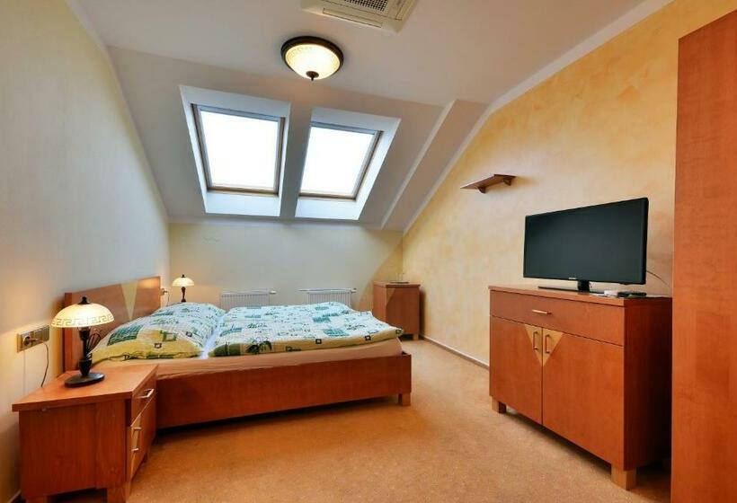 סוויטה, Restaurace A Penzion Kamenec