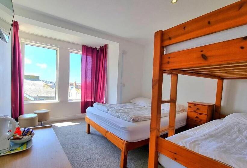 חדר משפחתי, Reef Lodge