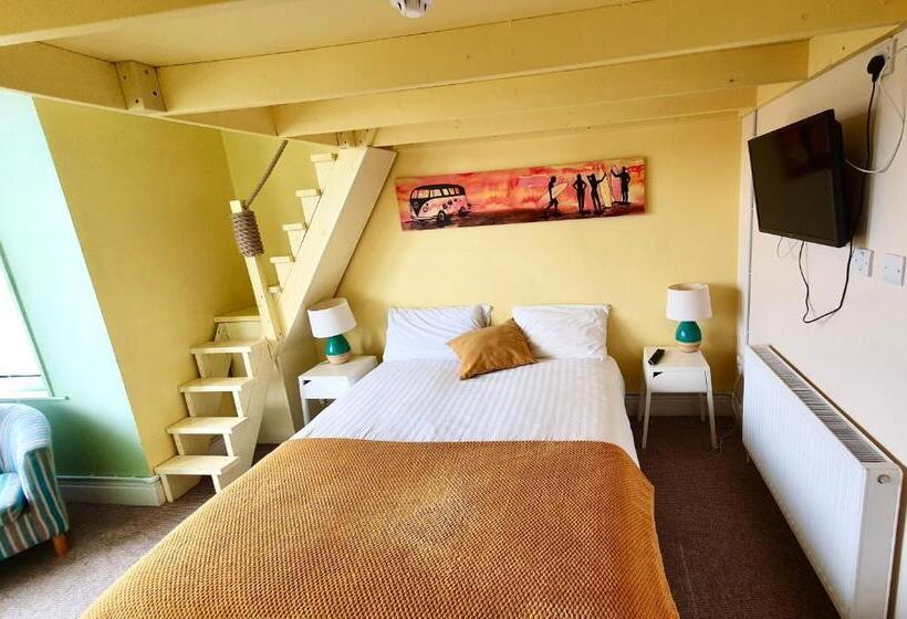 اتاق خانوادگی, Reef Lodge