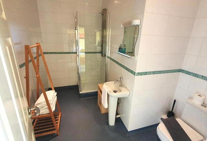 اتاق خانوادگی, Reef Lodge