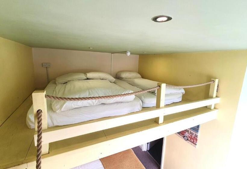 اتاق خانوادگی, Reef Lodge