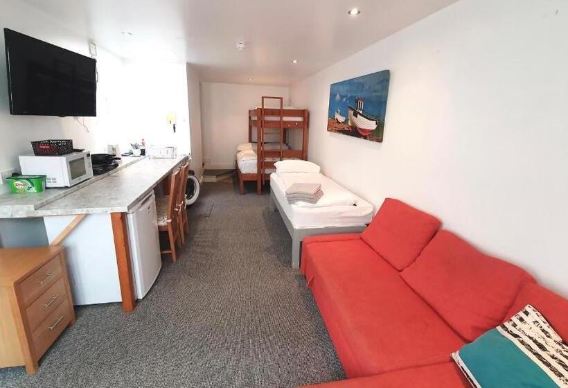 استودیوی استاندارد, Reef Lodge