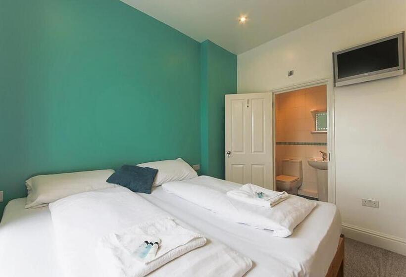 Economy Quadruple Room, Reef Lodge