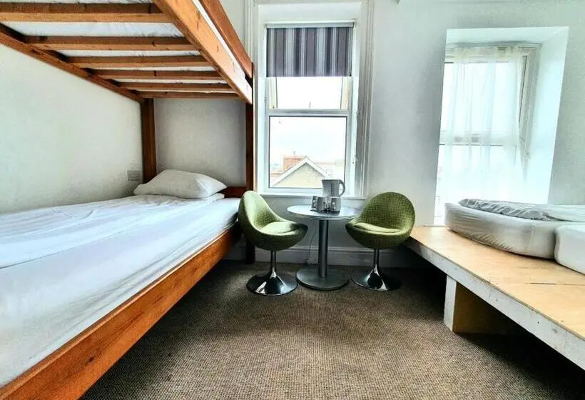 Chambre Quadruple Economy, Reef Lodge