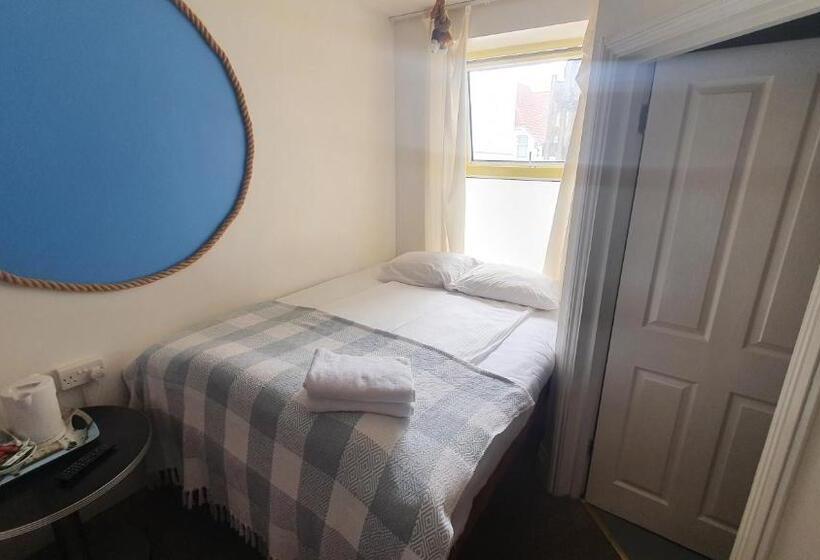 Economy Quadruple Room, Reef Lodge