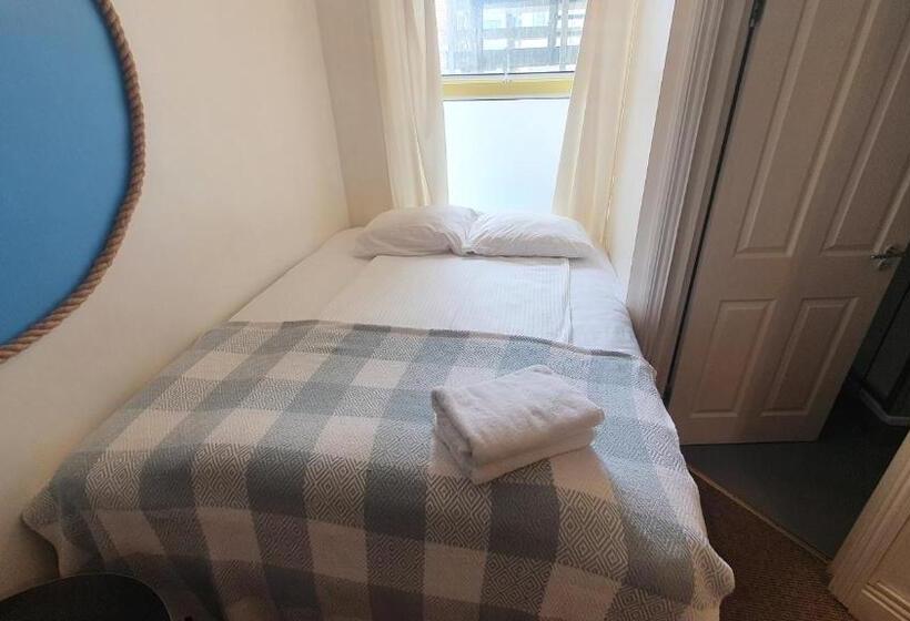 Economy Quadruple Room, Reef Lodge