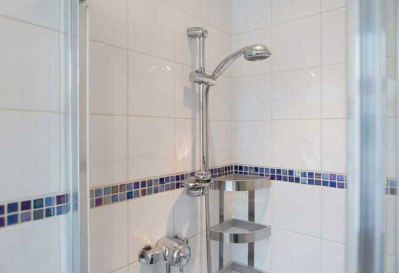 اتاق خانوادگی, Reef Lodge