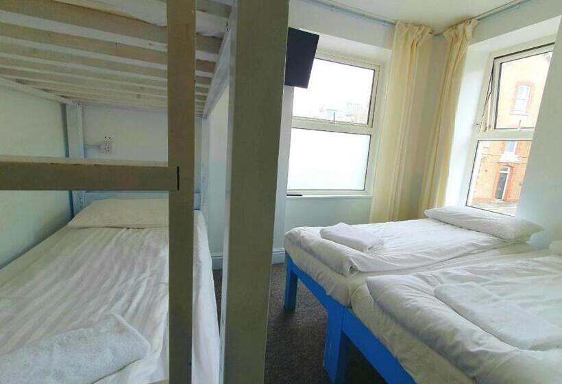 اتاق خانوادگی, Reef Lodge