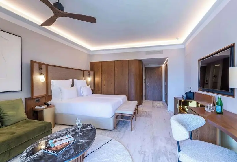 سوئیت جونیور با چشم‌انداز باغ, Aulus Chania Resort, Curio Collection by Hilton