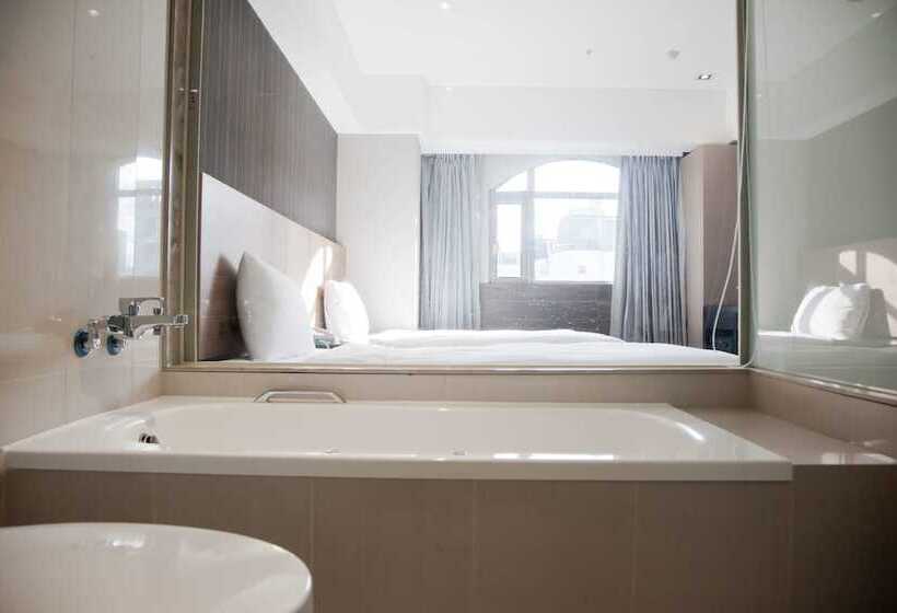 اتاق استاندارد سه نفره, Kdm