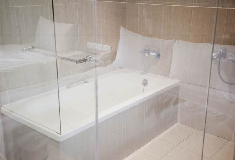 اتاق استاندارد سه نفره, Kdm