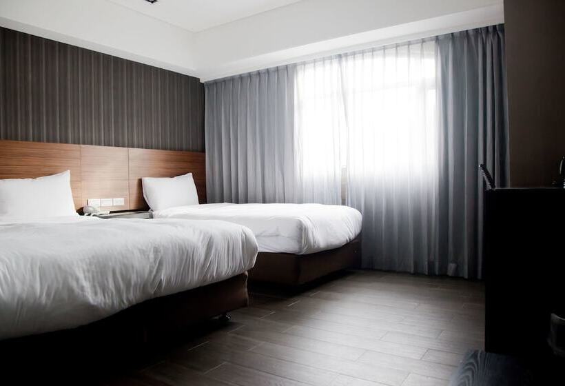 اتاق استاندارد سه نفره, Kdm