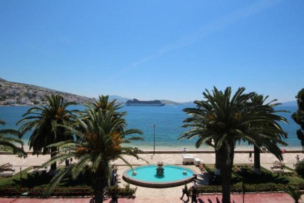 غرفة عائلية, Eleana's Apartament