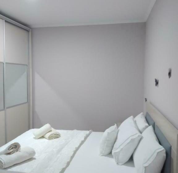 غرفة عائلية, Eleana's Apartament