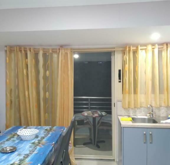 غرفة عائلية, Eleana's Apartament