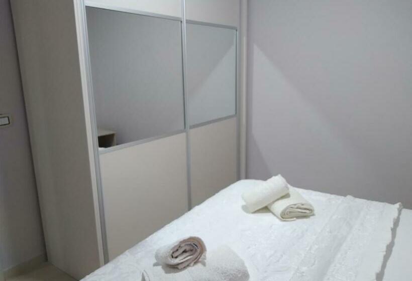 غرفة عائلية, Eleana's Apartament